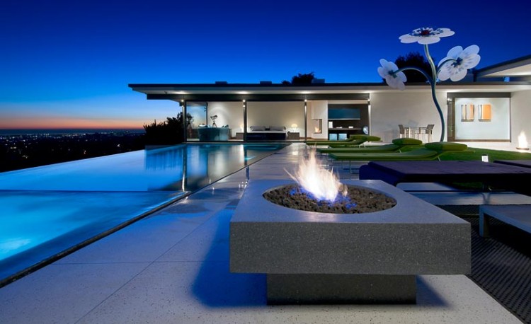 Luxury Los Angeles residence at twilight - Real Estate Equity